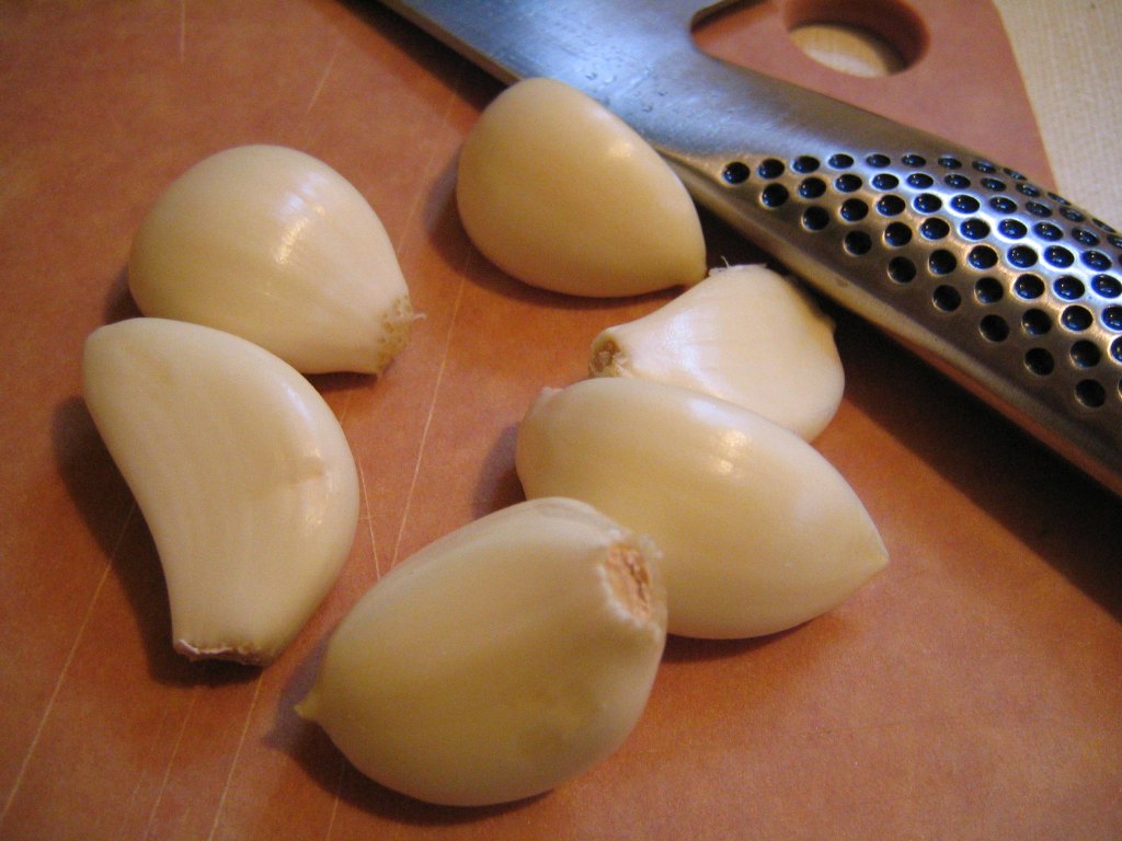 http://pigeonracingpigeons.files.wordpress.com/2010/02/garlic-cloves.jpg